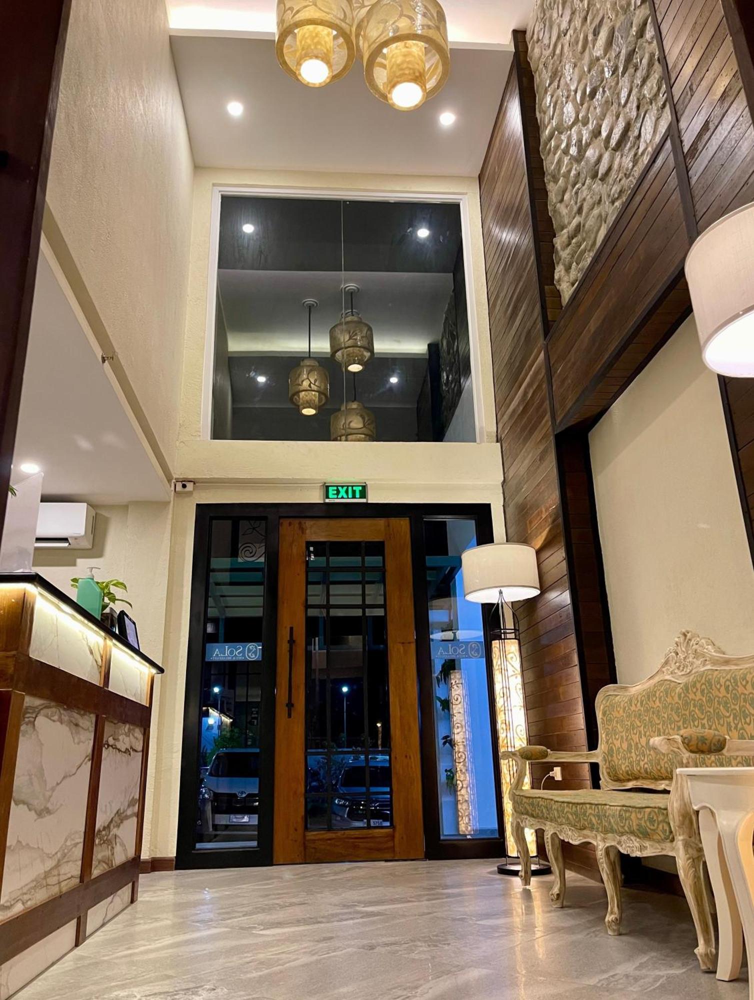 Sola Hotel ラオアグ エクステリア 写真