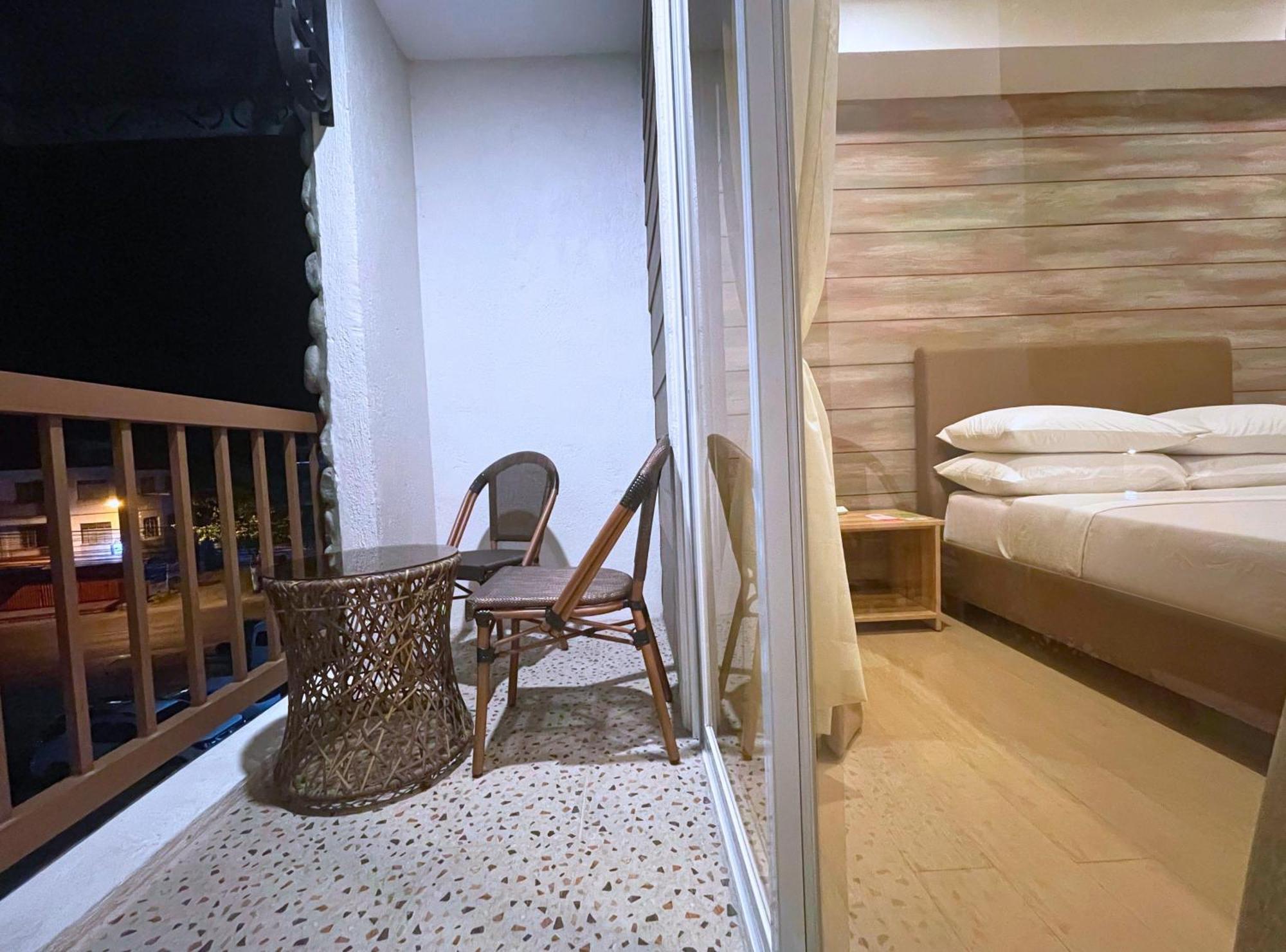 Sola Hotel ラオアグ エクステリア 写真