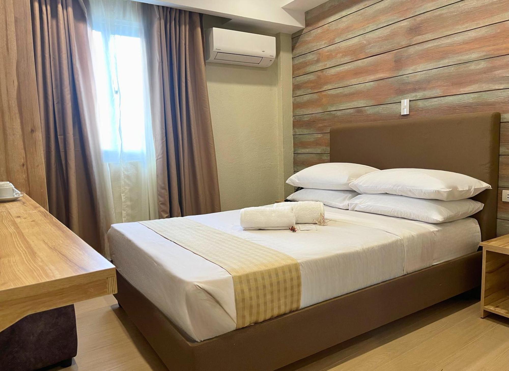 Sola Hotel ラオアグ エクステリア 写真